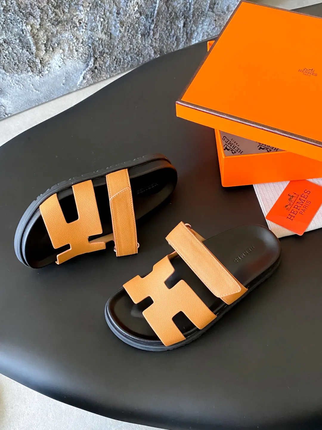 👟👟Ex-factory price 420👟👟 Men's size +10 𝐇𝐄𝐑𝐌𝐄𝐒Hermès slippers A must-have for summer🌞light luxury genuine leather slippers✨ dopamine slippers, add a touch of luxury to your summer💃! This pair of Erjiu slippers is made of original cowhide, with fine texture and good breathability, allowing you to wear them comfortably while keeping your feet fresh. The black and white tassel style is simple yet fashionable. The Velcro design makes it easy to adjust the tightness, making every step comfortable. Whether you go out for daily use or wear it for leisure at home, it can be used perfectly🏡👣. Moreover, this pair of slippers is not only suitable for girls, but boys can also find the right size! In the hot summer, let this pair of sandals become your foot savior. Code number: 35---44 (45 can be customized without return or exchange)